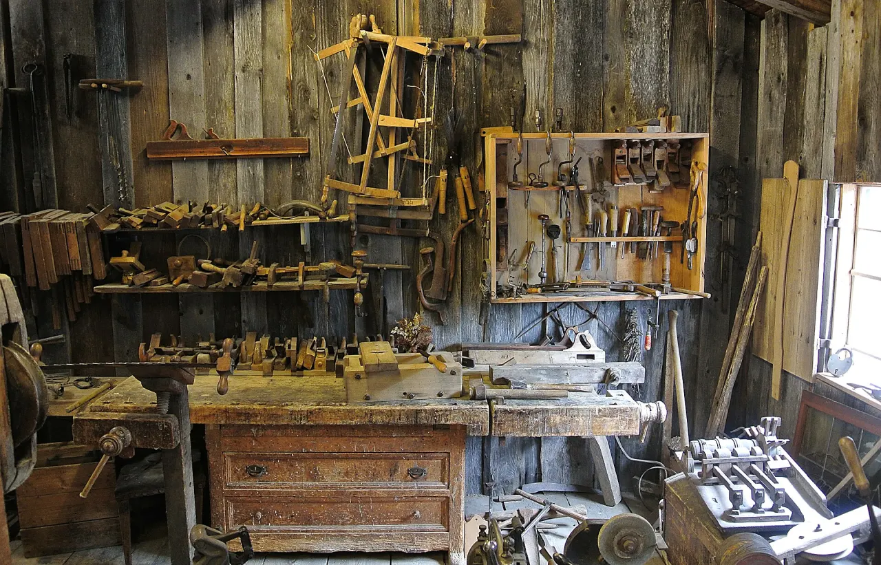 Interno di una vecchia bottega da falegname con banco e attrezzi
