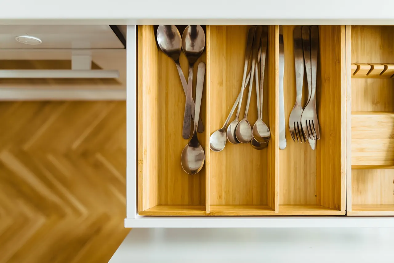 Cassetto di cucina aperto, con divisori in legno su misura per le posate