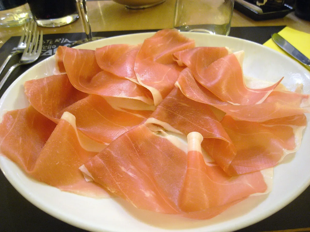 Fette sottili di prosciutto crudo su un piatto